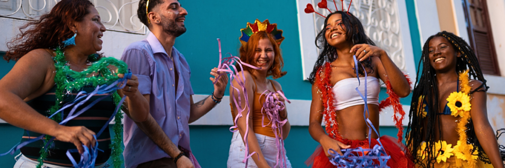 pessoas festejando no carnaval