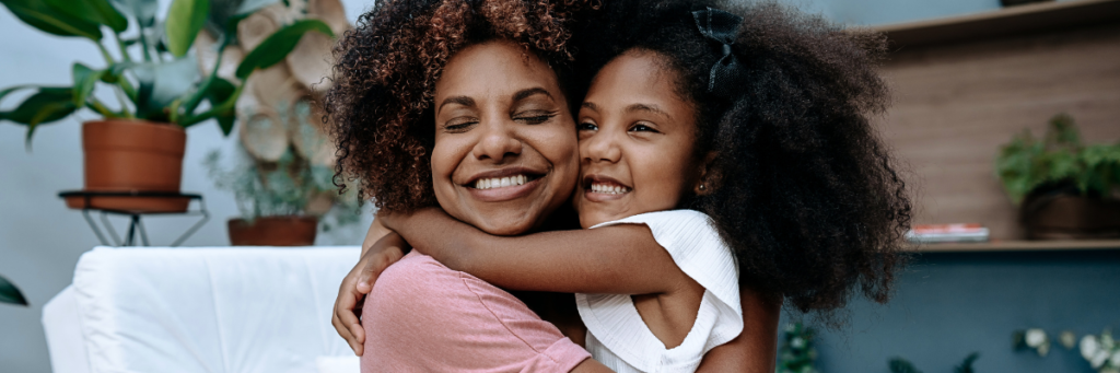 dia das maes, mae e filha se abraçando